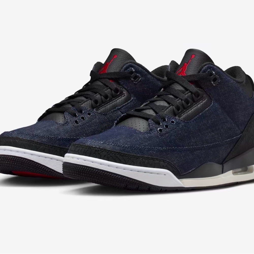Air Jordan 3 x Levi's®
Indigo and Gym Red size 11.5